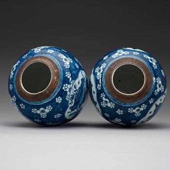 BOJANER, ett par, porslin, Qingdynastin 1700-tal.