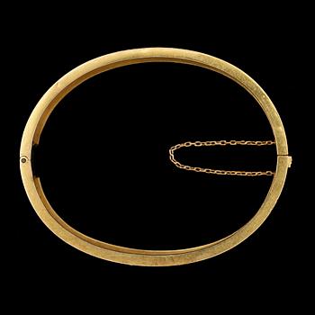 ARMRING, guld med små rosenslipade diamanter, tot. ca 0.15 ct. Stockholm 1891.