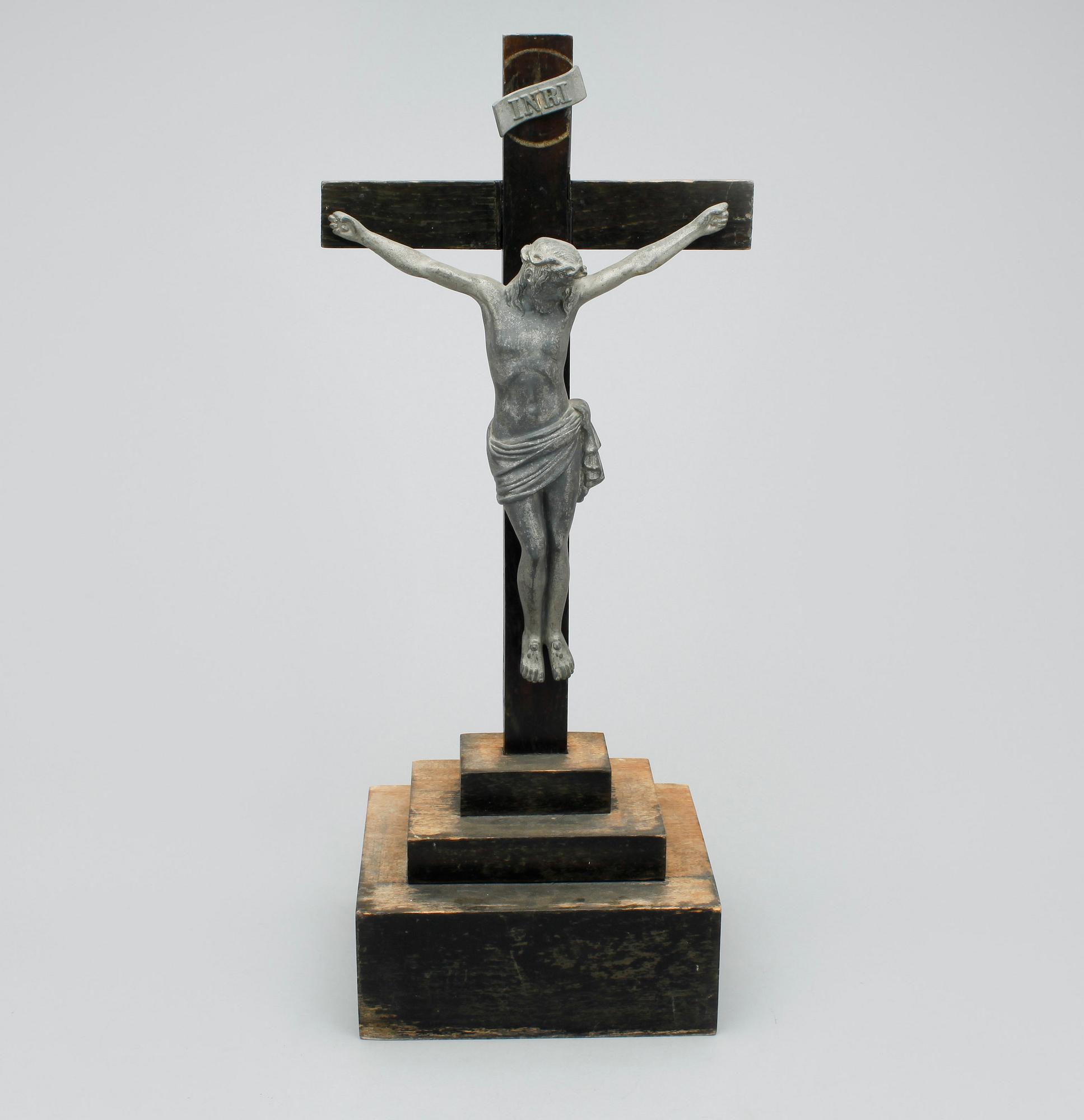 KRUCIFIX, vitmetall, 1900-talets första hälft.