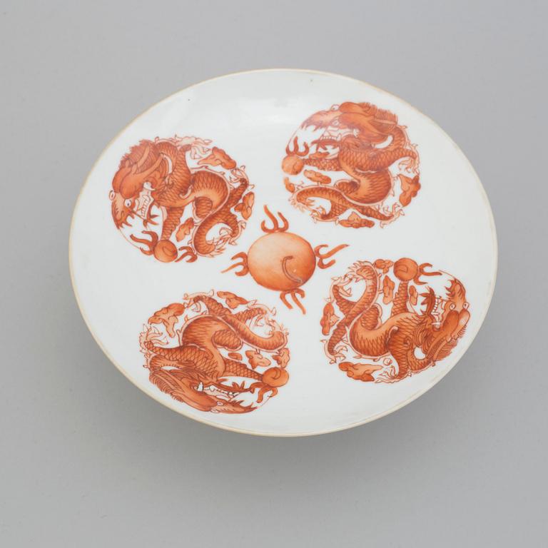 A famille rose footed dish, Qing dynasty, late 19th century.