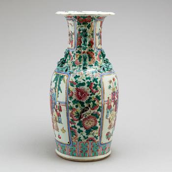 A famille rose vase, Qing dynastin, late 19th century.