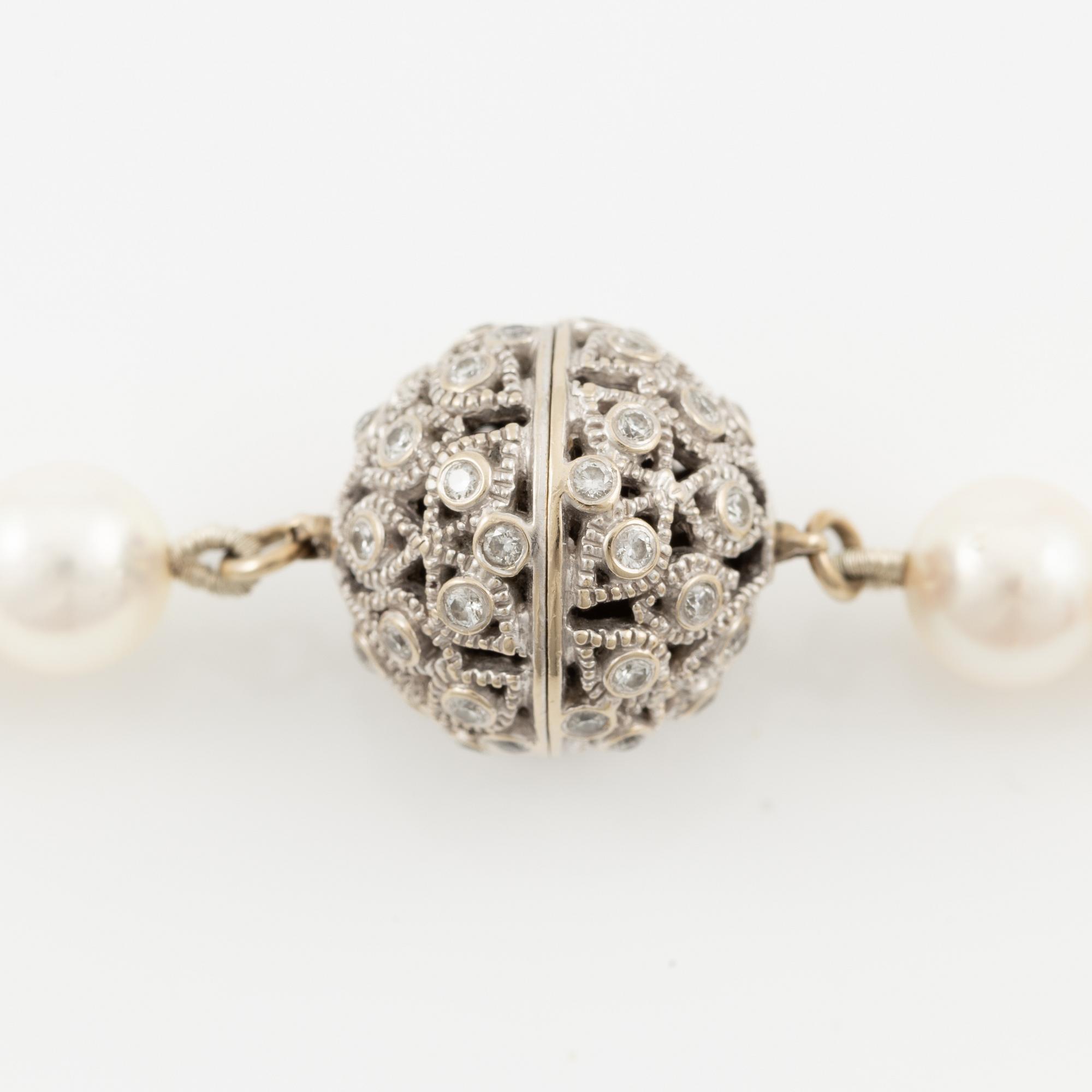 Pärlcollier med odlade pärlor, lås 18K vitguld med små briljantslipade diamanter.