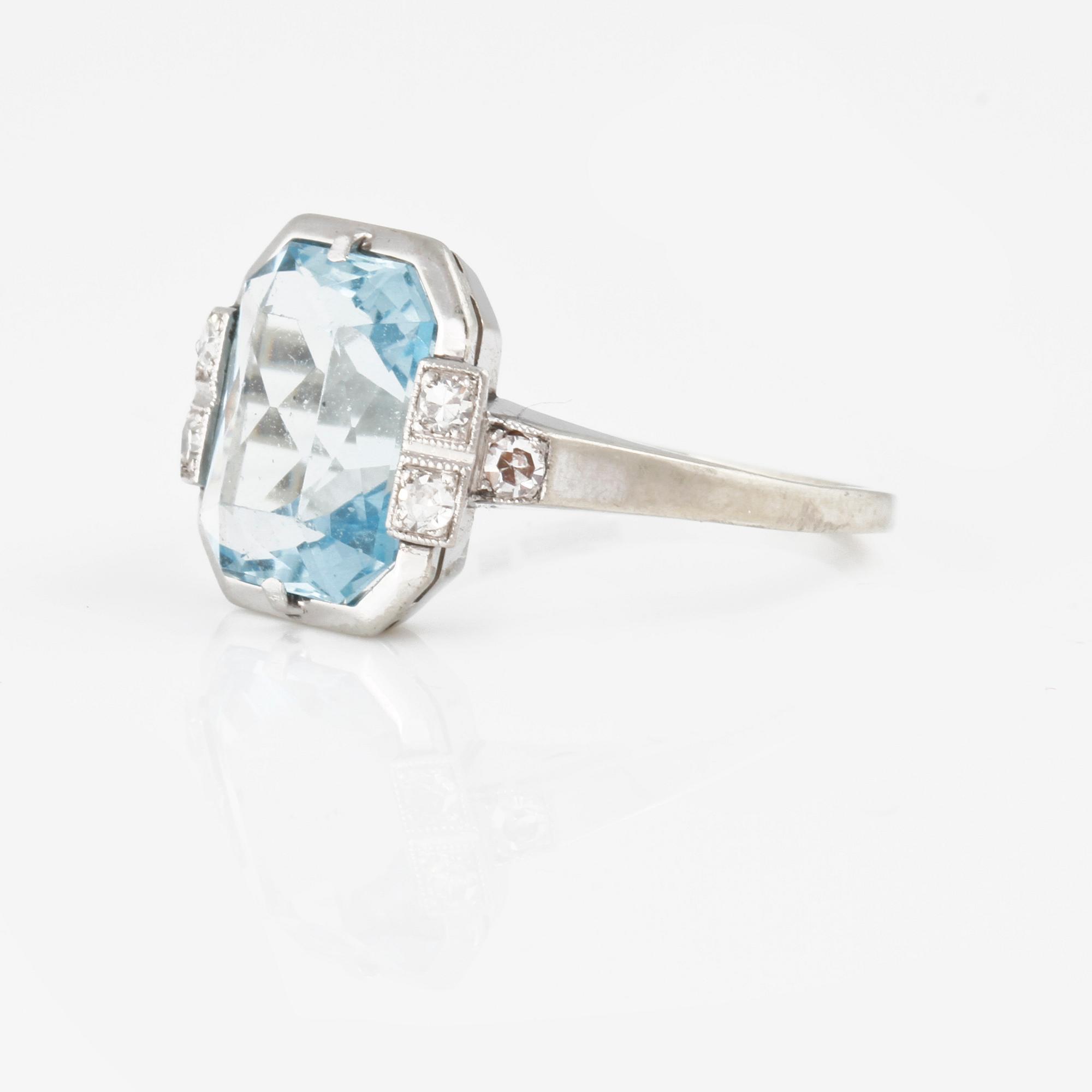 RING, Gustav Dahlgren & Co,  med fasettslipad akvamarin samt 6 åttkantslipade diamanter, 1930-tal.