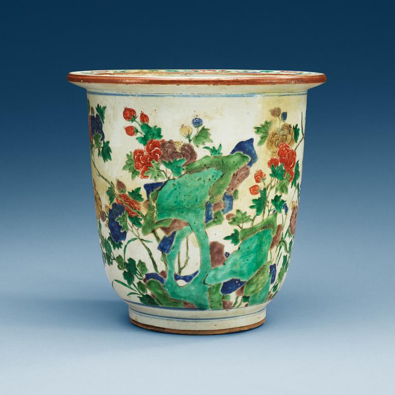 A large famille verte jardiniere, Qing dynasty, Kangxi (1662-1722).