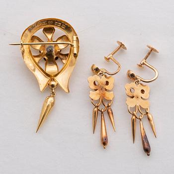 BROSCH SAMT ÖRHÄNGEN ett par 18K guld  otydliga stämplar Malmö 1870 o 1929.
