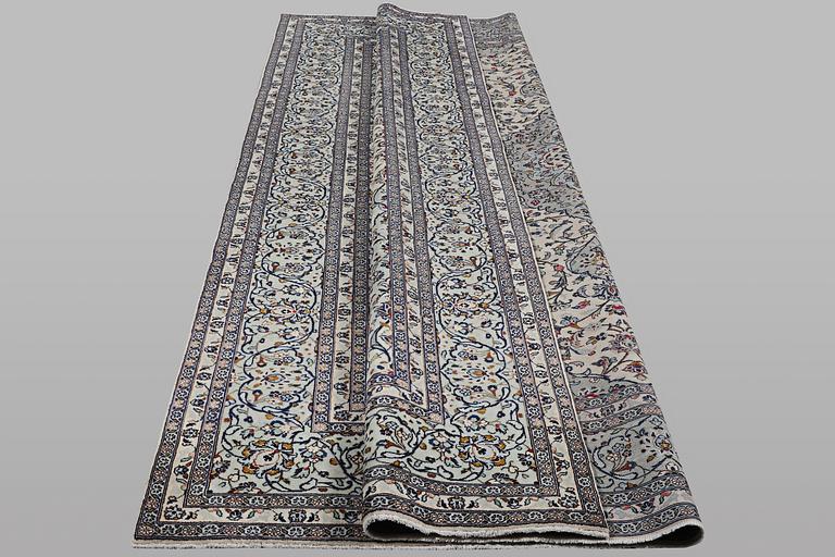 A carpet, Kashan, ca 355 x 247 cm.