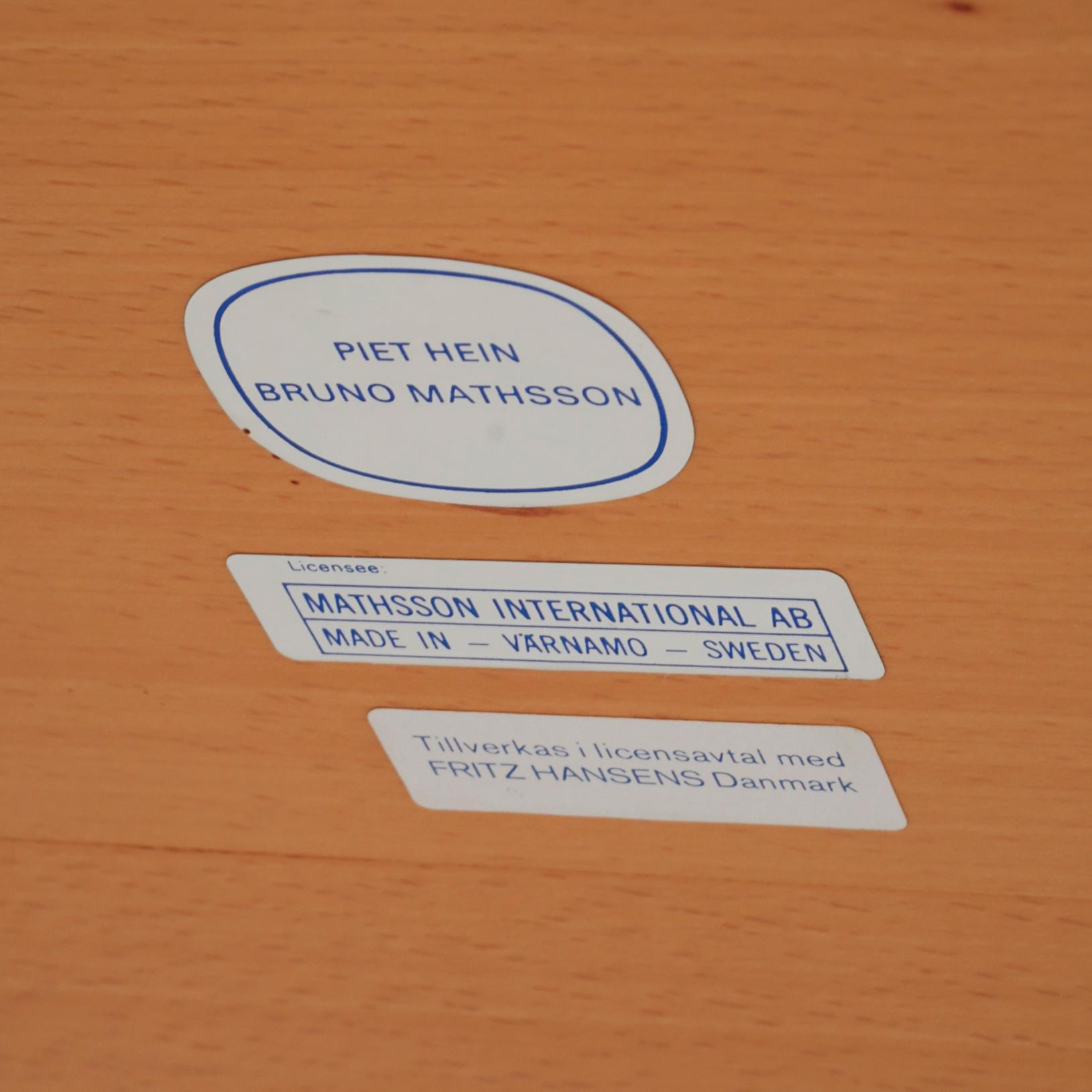 A  table by Bruno Mathsson and Piet Hein,  Mathsson International on license för Fritz Hansen.