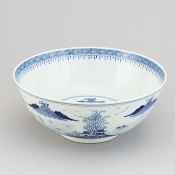 A blue and white bowl, Qing dynasty, 19th century.