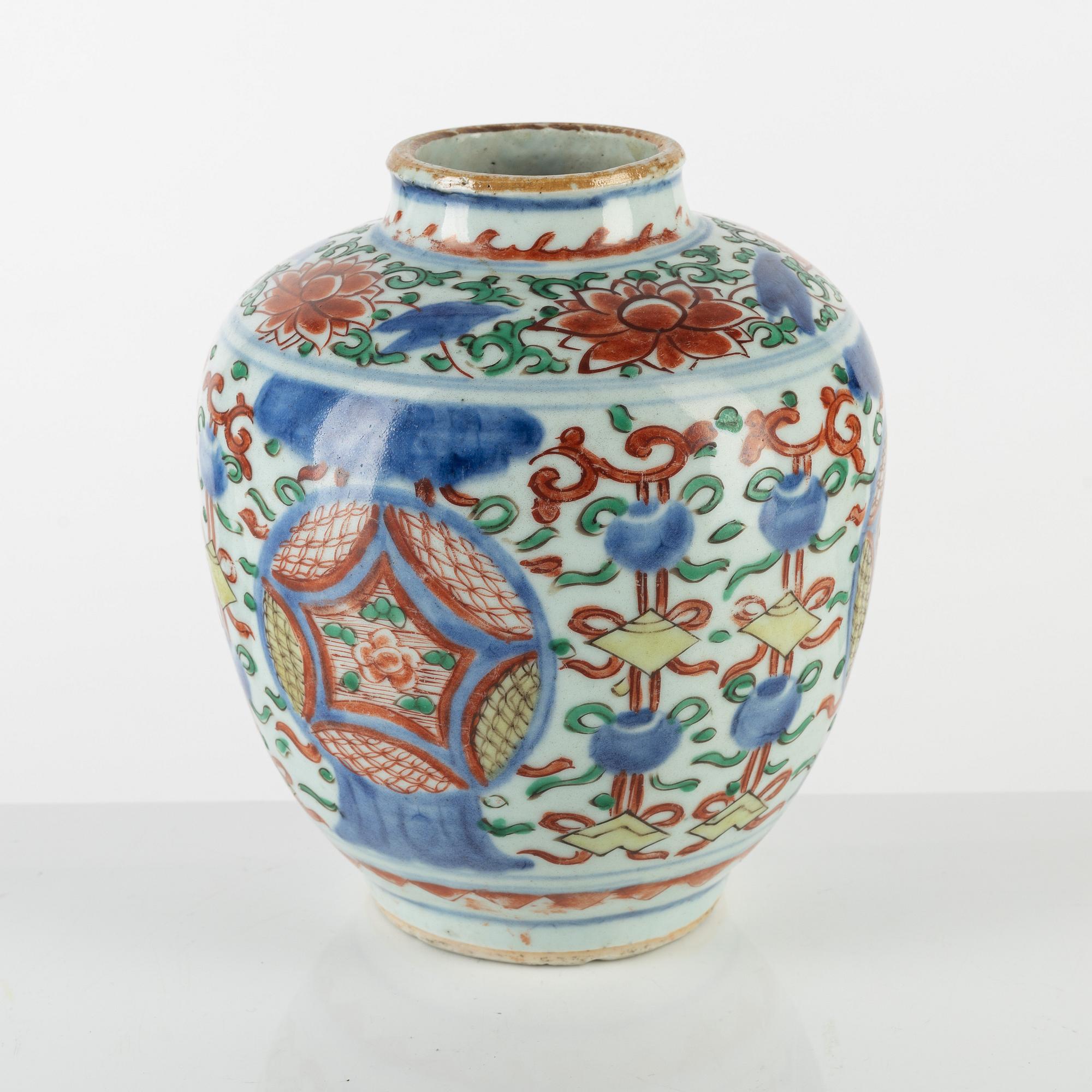 A Chinese wucai porcelain jar, 17th century.
