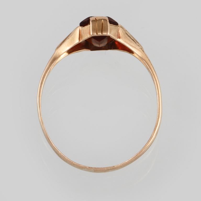 RING, 18K guld med fasettslipat glas, utländska stämplar. Vikt 2,1 gram.