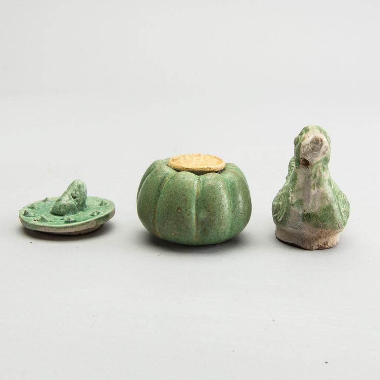 A green and yellow glazed water dropper, a box with cover and an extra cover. Ming dynasty (1368-1644).