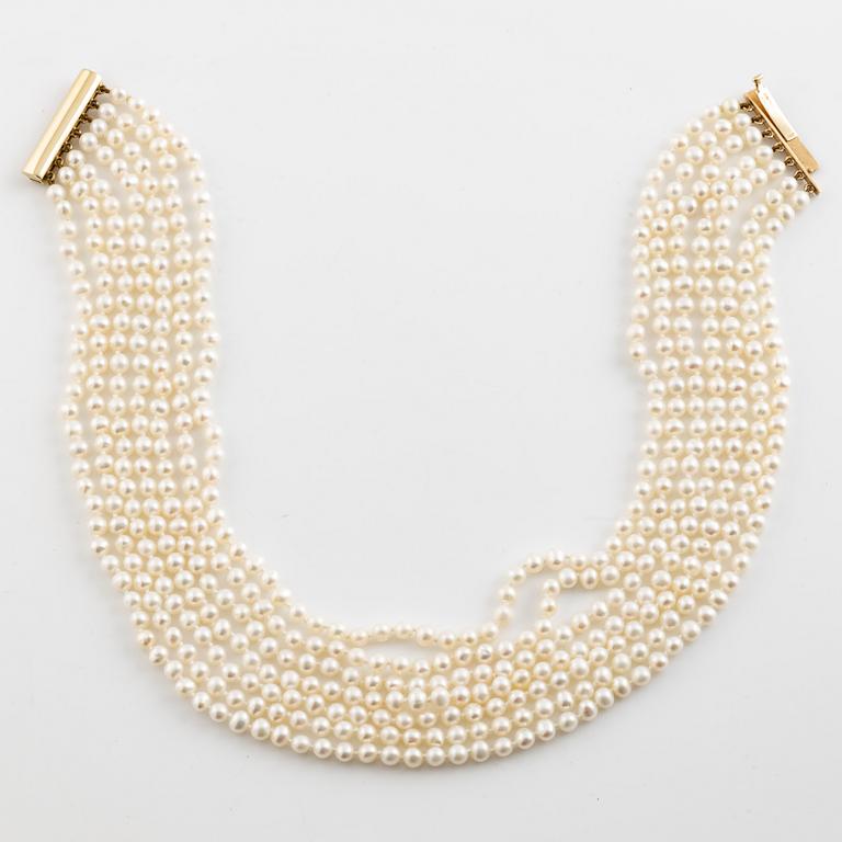 Cultured pearl choker, clasp 9K gold.