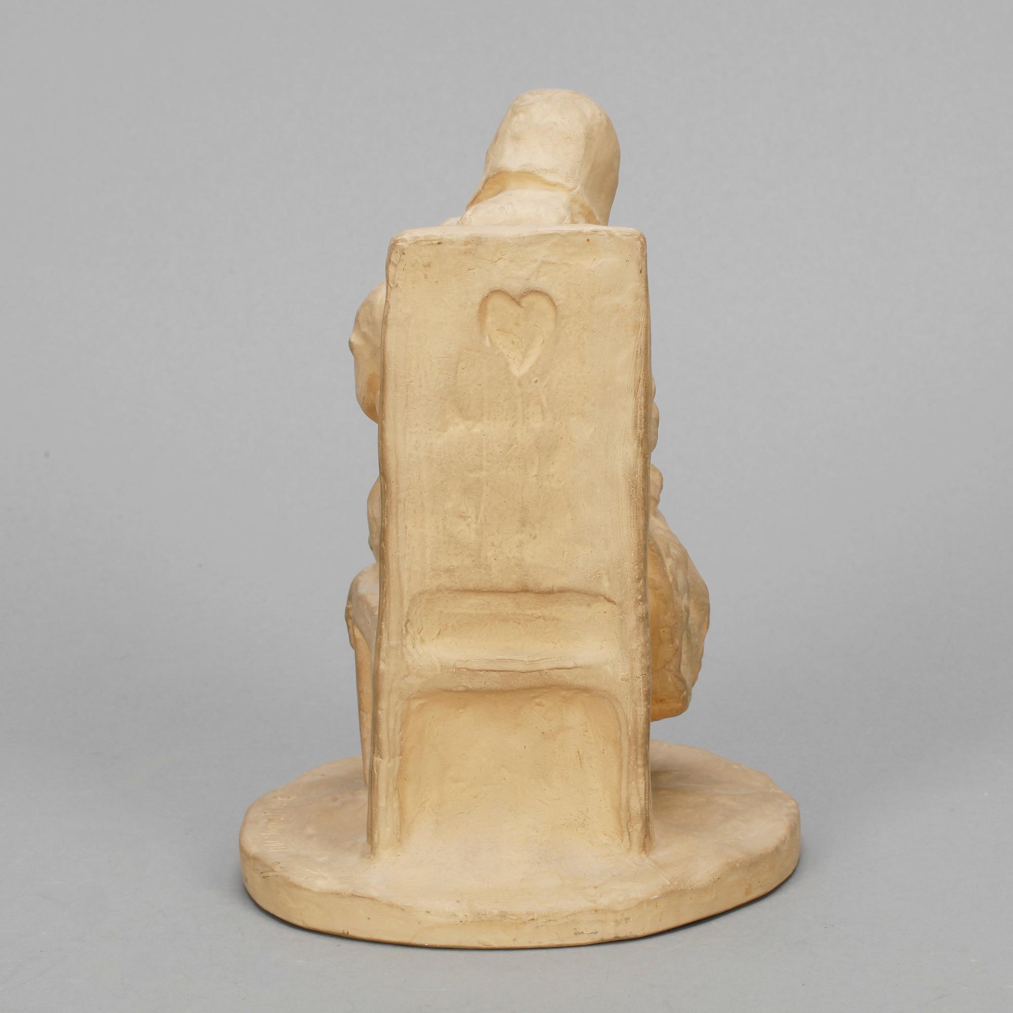 RUTH MILLES, skulptur, lergods, signerad samt daterad 1911 i gods.