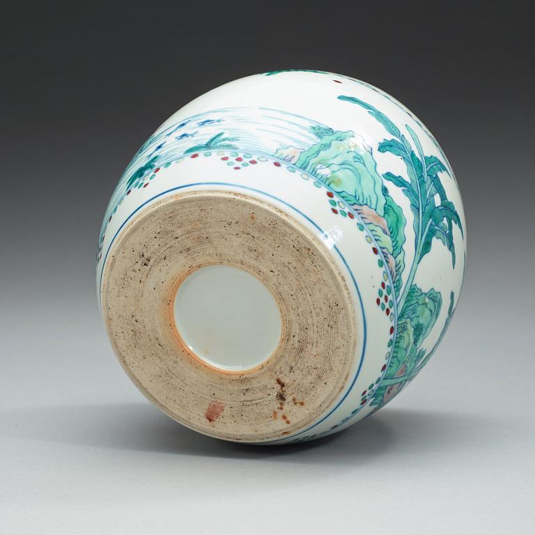 KRUKA, porslin. Qing dynastin, 1800-tal.