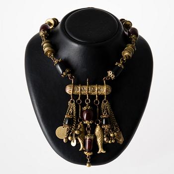 HALSSMYCKE, metall och bakelitpärlor. Egypten 1950-tal.