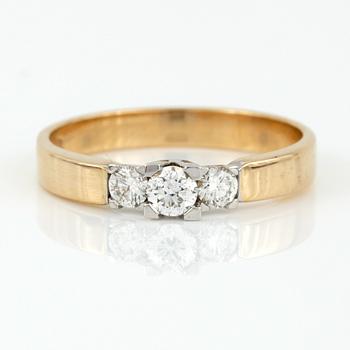 RING, tvåfärgad 14K guld med briljantslipade diamanter, tot ca 0,33 ct. Vikt ca 2,50 g.