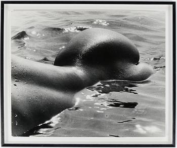 Lucien Clergue · LUCIEN CLERGUE, gelatinsilverfoto, "Nu de la mer, Camarge". Signerad Lucien Clergue och daterad 1962 a tergo. Vintage.