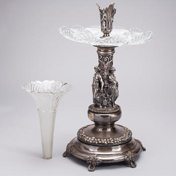 PRAKTSKÅL / UPPSATSSKÅL MED VAS, glas, försilvrad mässing och metall, 1800-talets slut och 1900-tal.