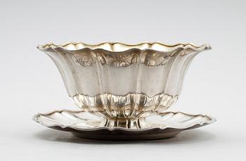 SÅSSKÅL MED FAT, silver, Gustaf Möllenborg, Stockholm 1861. Vikt ca 437 gram.