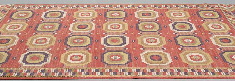 Märta Måås-Fjetterström, Matta, "Röda åttan", rölakan, ca 295 x 199,5-202 cm, signerad MMF.