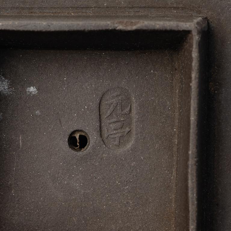 A Chinese brown yixing teapot, late Qing dynsaty / early 1900s.