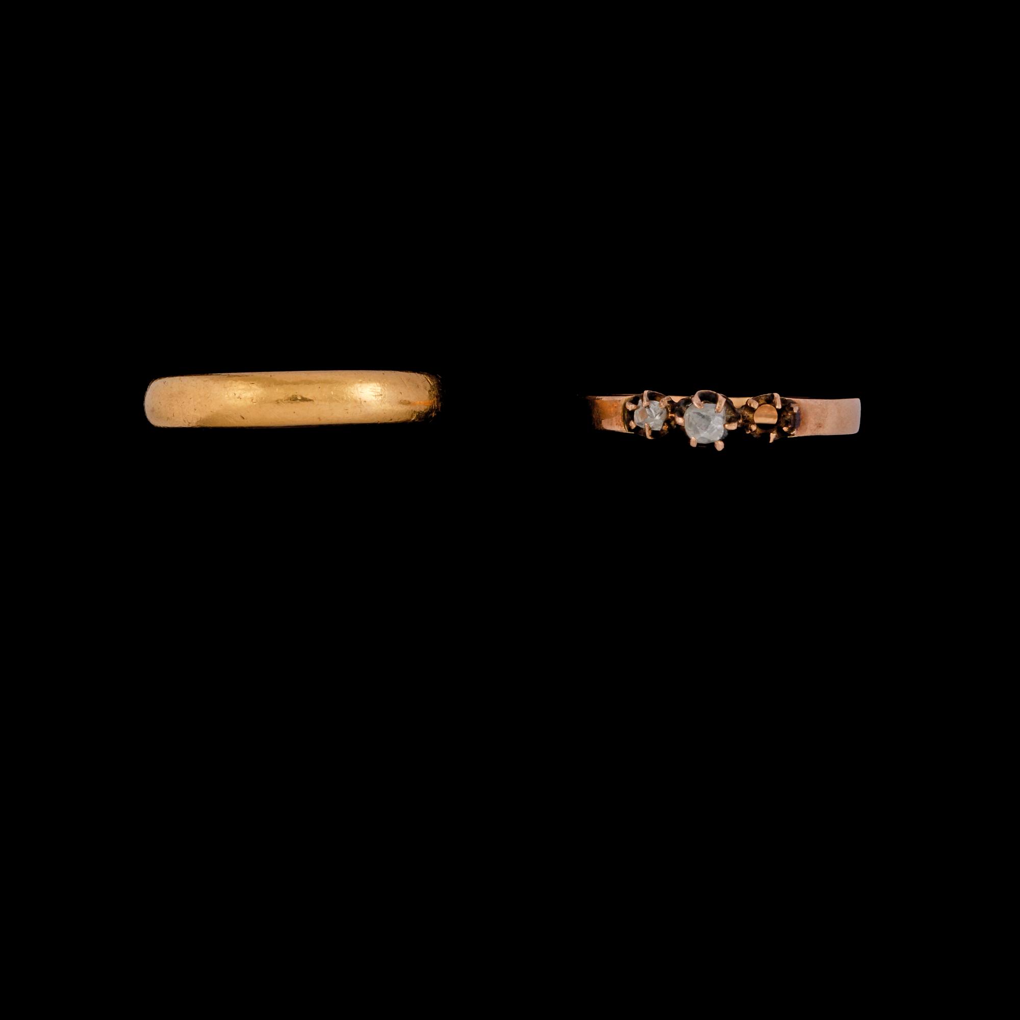 RINGAR, 2 st, 18 respektive 23k guld, delvis, Gustaf Möllenborg, Stockholm, 1916. Vikt 8 g.