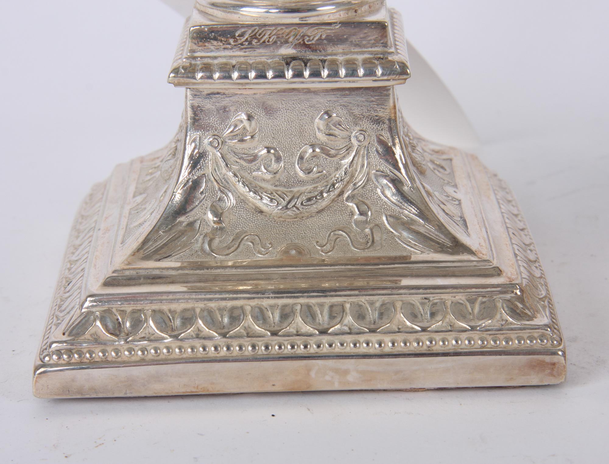 LJUSSTAKAR, ett par, nysilver, trol England.