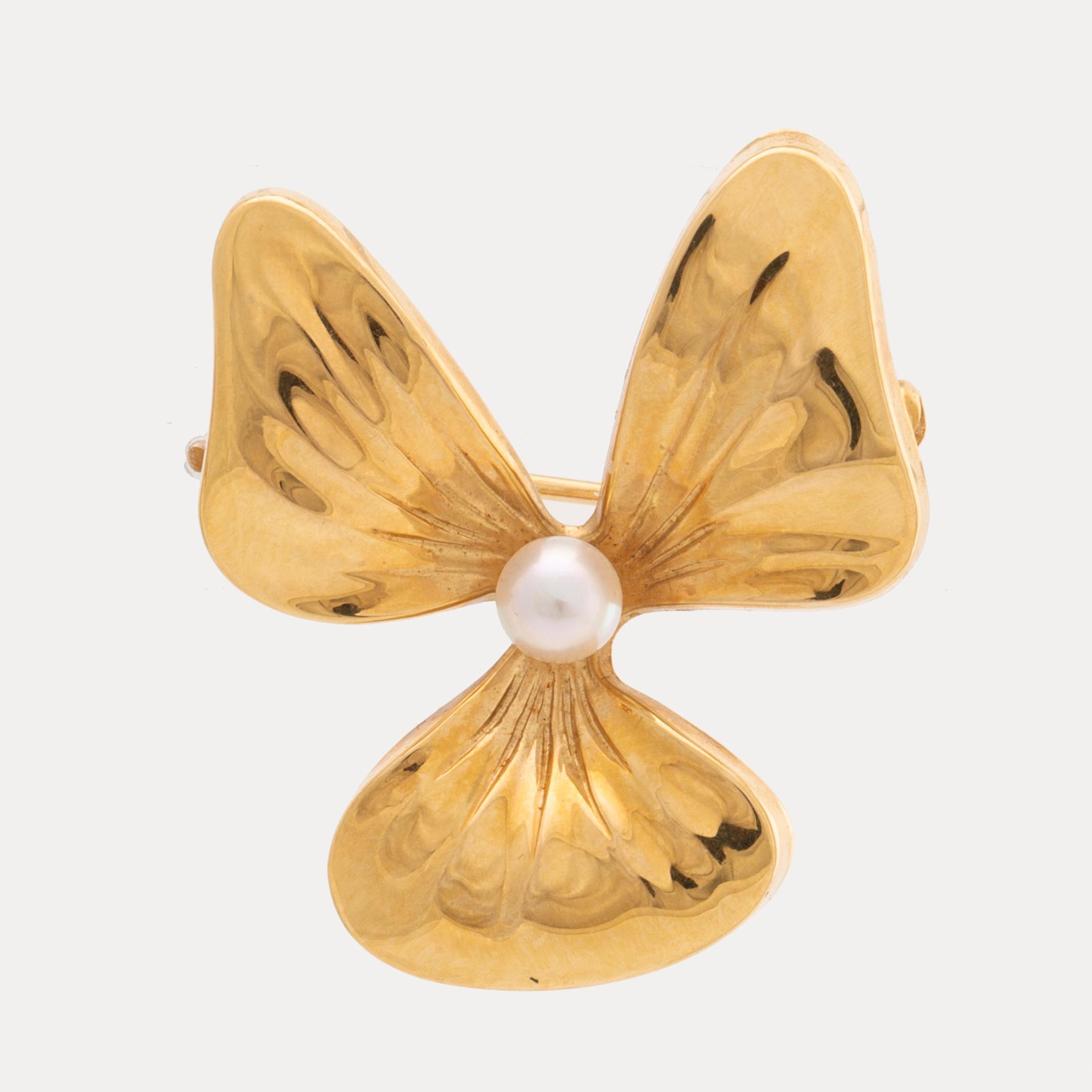 4 PAR ÖRHÄNGEN och 1 BROSCH, 18K guld odlade pärlor.