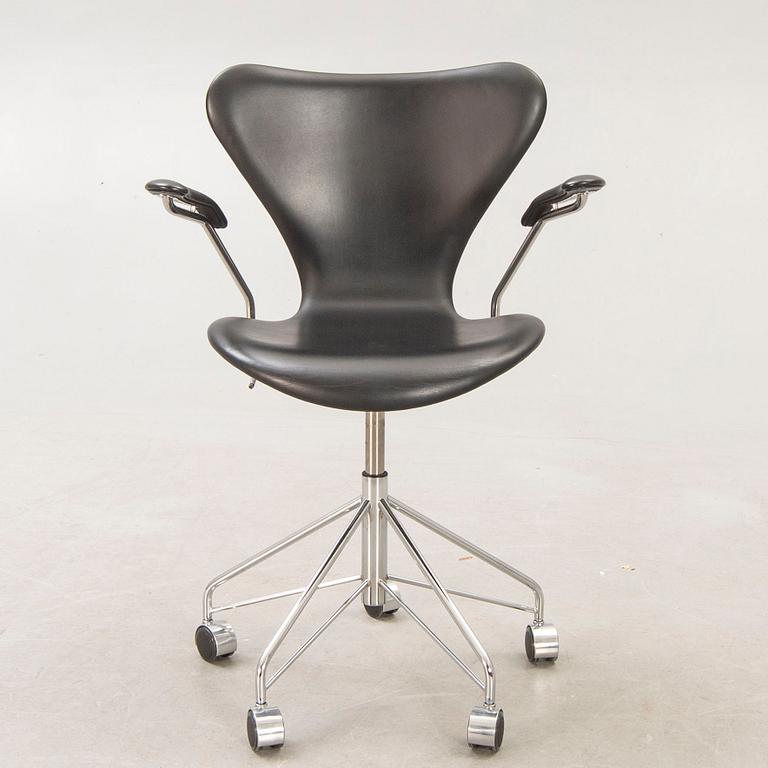 Arne Jacobsen, skrivbordsstol "Sjuan" för Fritz Hansen 2010.