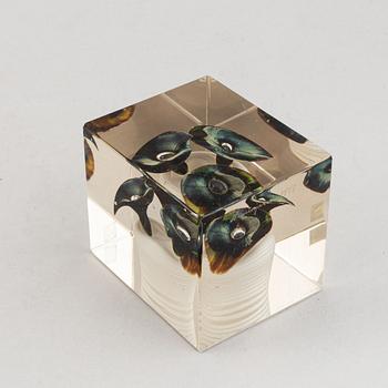 Oiva Toikka, a glass cube, Nuutajärvi Notsjö, 1978, numbered 480/2000.