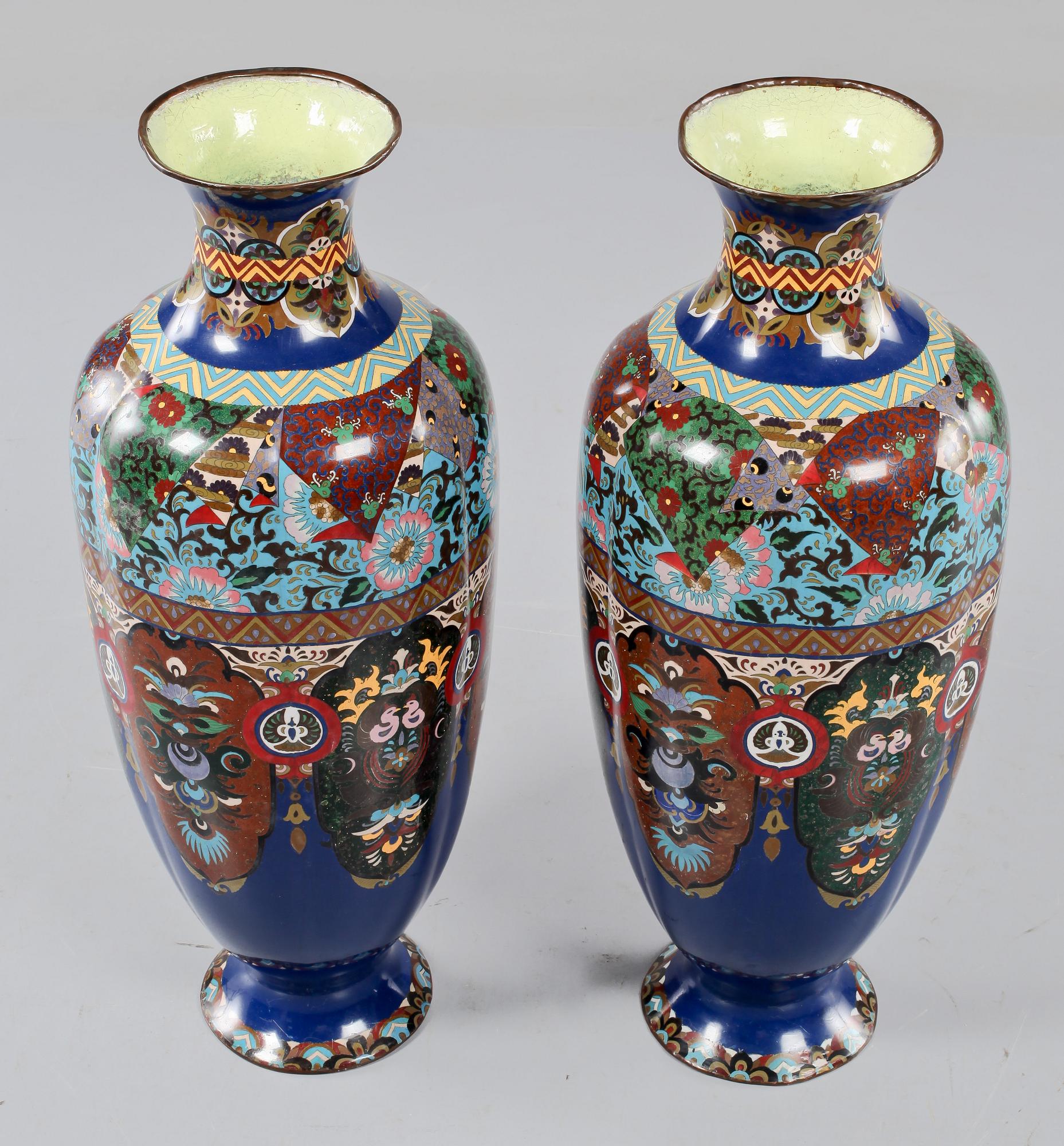 VASER, ett par, cloisonné, omkring sekelskiftet 1900.