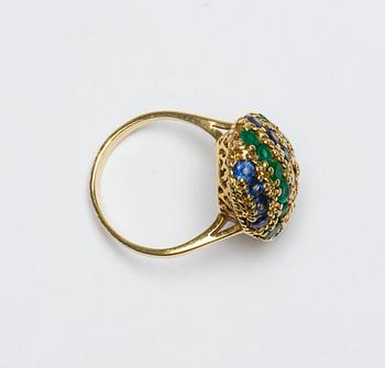 RING, 18 K guld med safirer, smaragder samt en briljantslipad diamant ca 0.10 ct. Vikt ca 9 g.