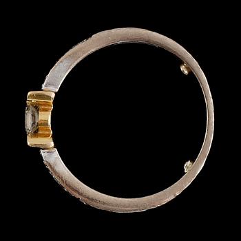 RING, 18K tvåfärgat guld, briljantslipade diamanter. Vikt ca 3 g.