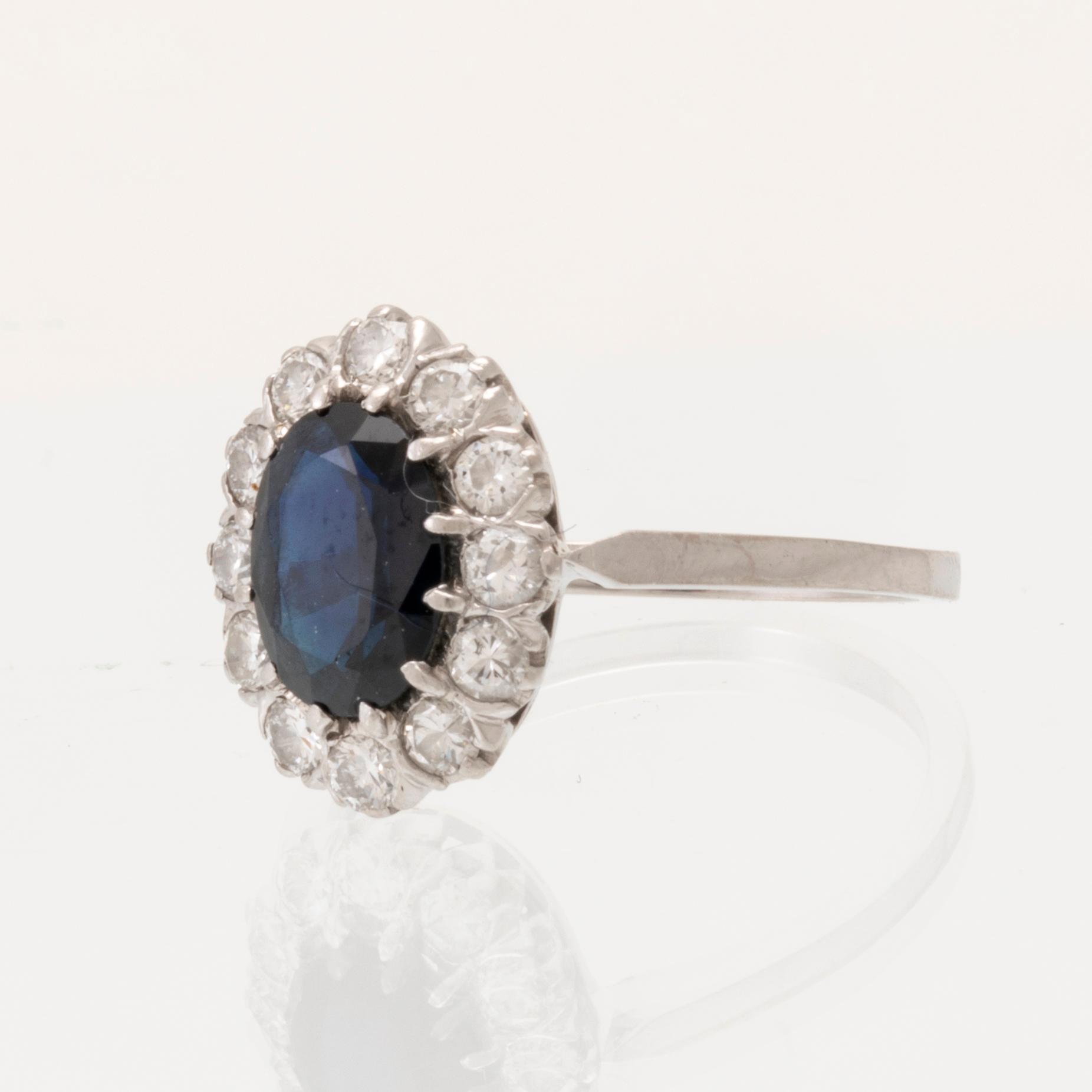 Ring 18K vitguld med oval fasetterad safir samt runda briljantslipade diamanter, Carl Hoff Helsingborg 1973.
