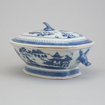 TERRIN med LOCK samt FAT, kompaniporslin. Kina, Qingdynastin, Jiaqing (1796-1820).