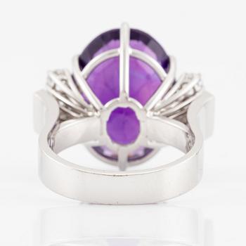 Ring 18K vitguld med en fasettslipad ametist samt runda och åttkantslipade diamanter, CF Carlman.