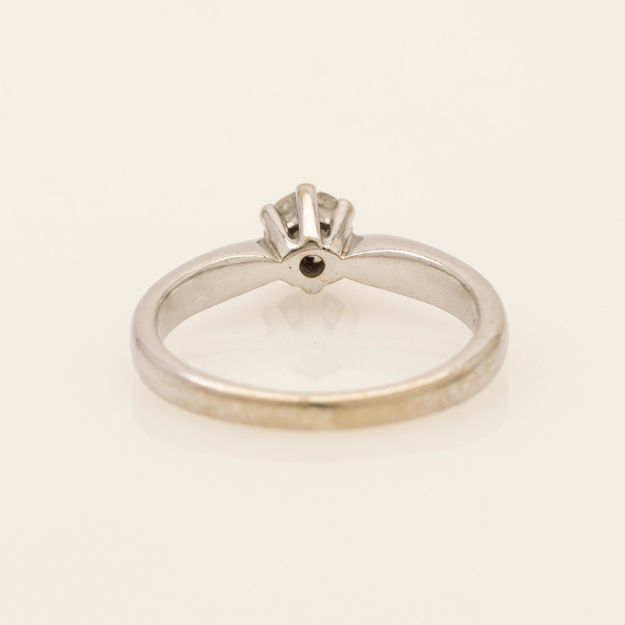 Ring, 18K white gold with round brilliant-cut diamond.