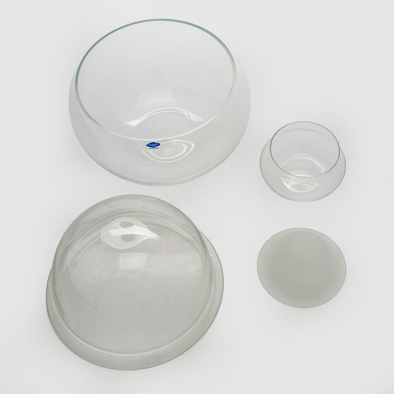 Signe Persson-Melin, A set of 14 bowls 'Boda frost', Boda late 20th century and two glass bowls.