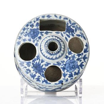 A blue and white brushpot/ink-stick stand, Ming dynasty, 16th/17th century.