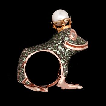 112. RING, i form av groda, med tsavoriter, odlad pärla och vita safirer.