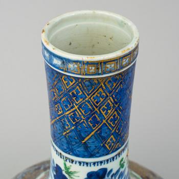 A chinese famille rose medallion and underglazed blue and white vase with cover. Qing dynasty, late 19th century.