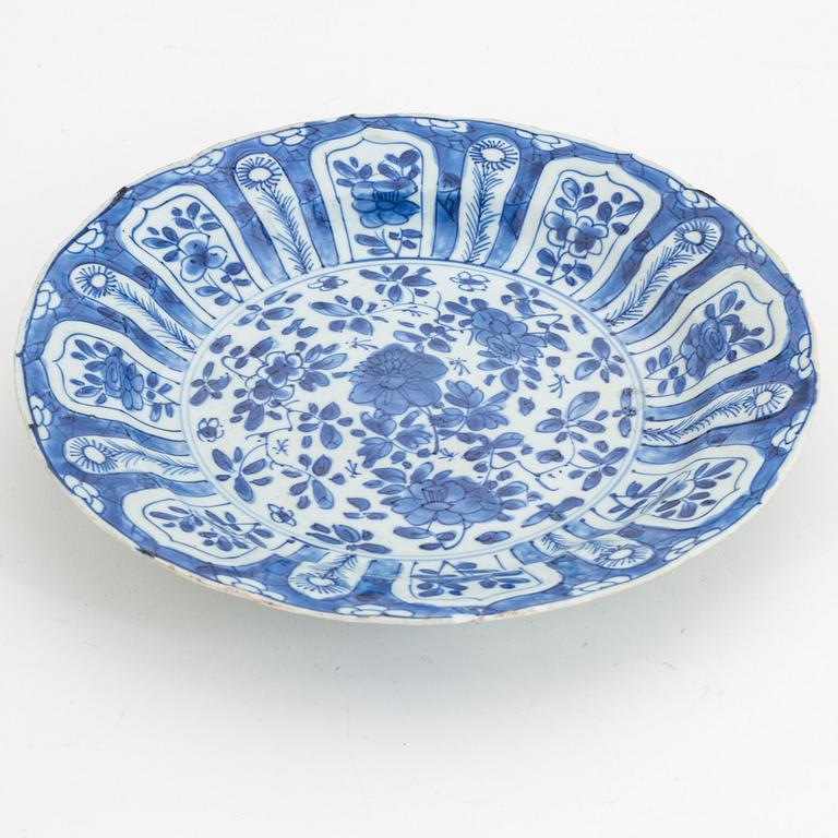 A Chinese blue and white dish, Qing dynasty, Kangxi (1662-1722).