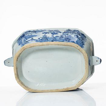 Terrin med lock, porslin. Qingdynastin, Qianlong (1736-95).