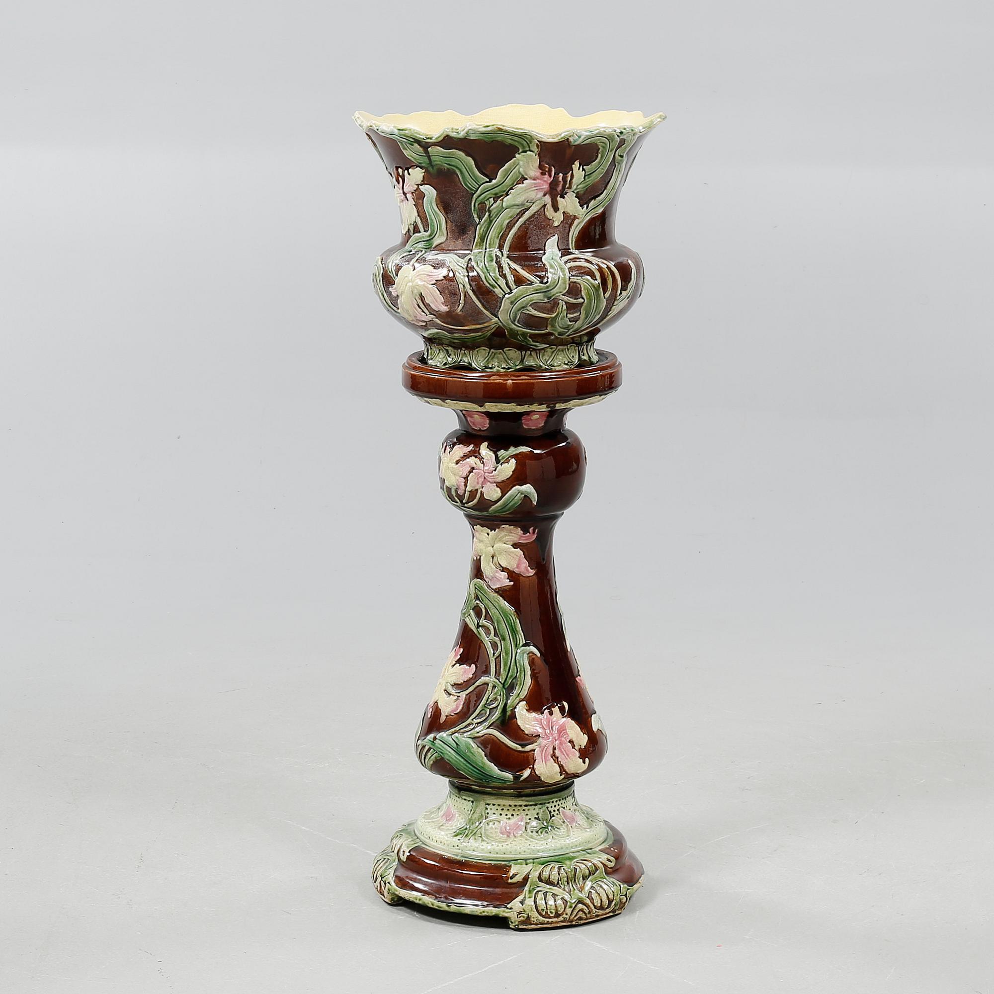 A jugend pedestal with pot in earthenware, urn marked "Oxford", beginning of the 20th century.