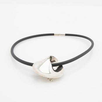 Vivianna Torun Bülow-Hübe, Hängsmycke/brosch, "Möbius", samt gummicollier, för Georg Jensen, Danmark.