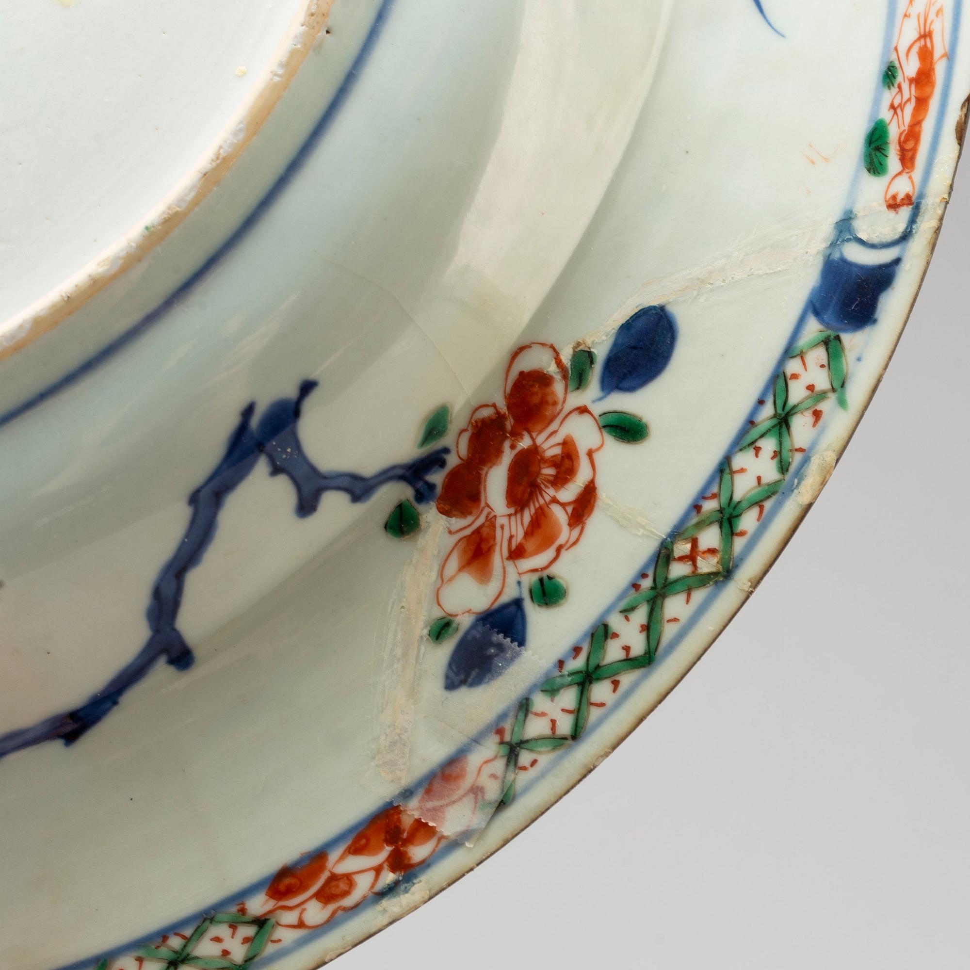 A large famille verte and blue and white charger, Qing dynasty early 18th century.