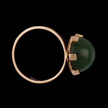 RING, 18k guld med cabochonslipad grön sten troligen kalcedon, Stigbert, Stockhlm, 1968. Vikt 5,2g.