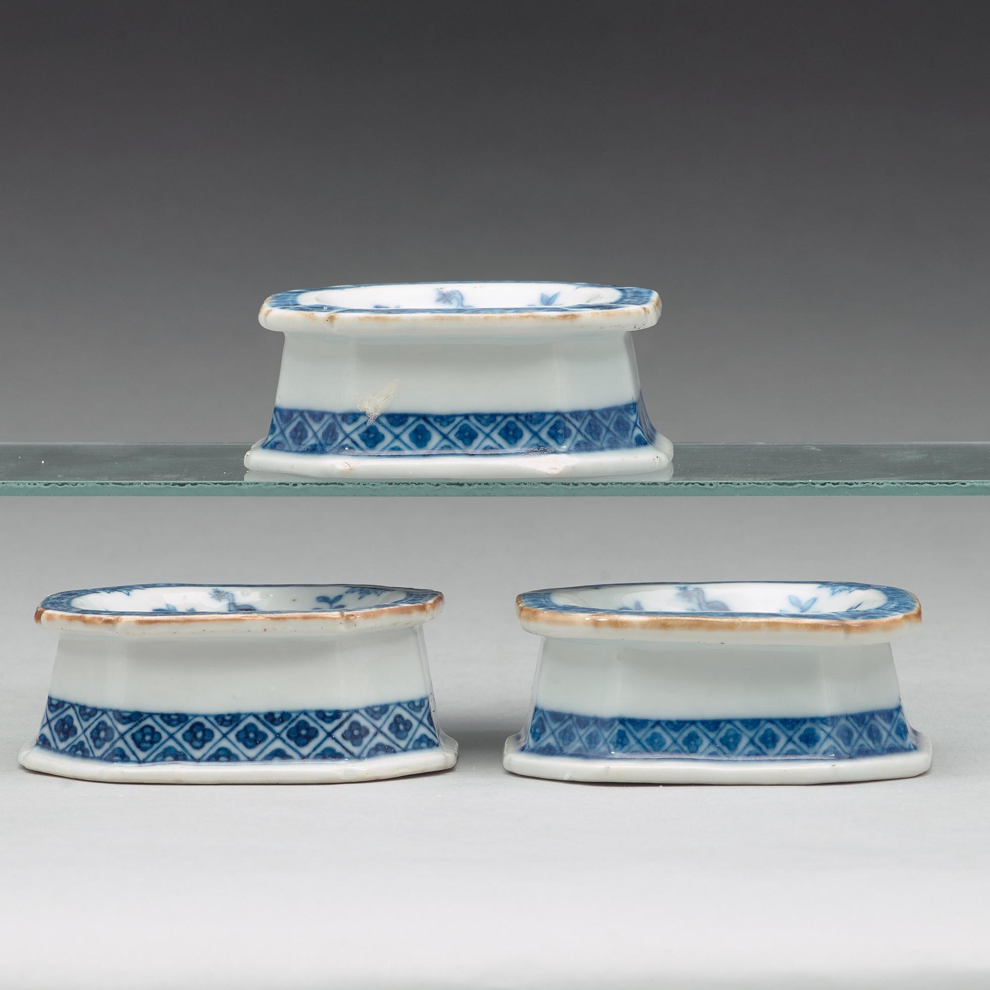 SALTKAR, tre stycken, vapenporslin. Qingdynastin, Qianlong (1736-95).