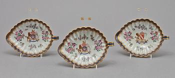 HÄNKELFAT, 3 st, porslin, troligen Samson, Frankrike, 1900-tal.