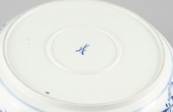 SKÅL MED HÄNKLAR, porslin, "Lökmönstret", Meissen, 1900-talets andra hälft.